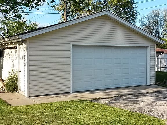 2-1/2 Car garage