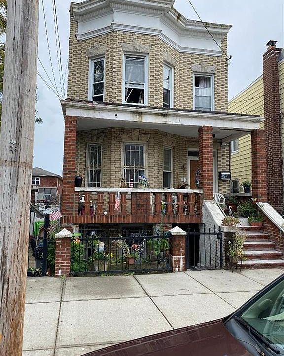 2nd image of 928 E 215th St