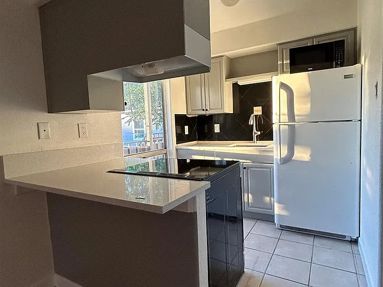 112 W 38th St #201 — Photo 3