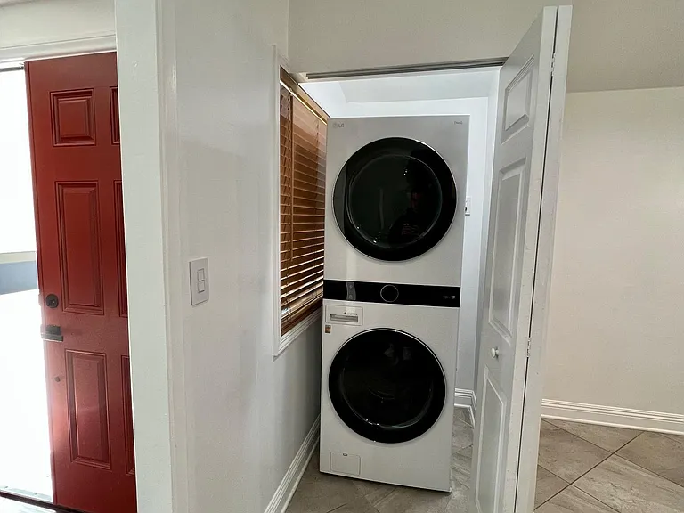 20851 Burbank Blvd — Photo 3