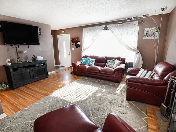 3rd image of 912 Park Dr