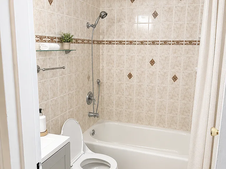 22 Lake Ave #5B — Photo 1