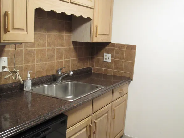 135 Grove St APT 135, Rockland, MA 02370