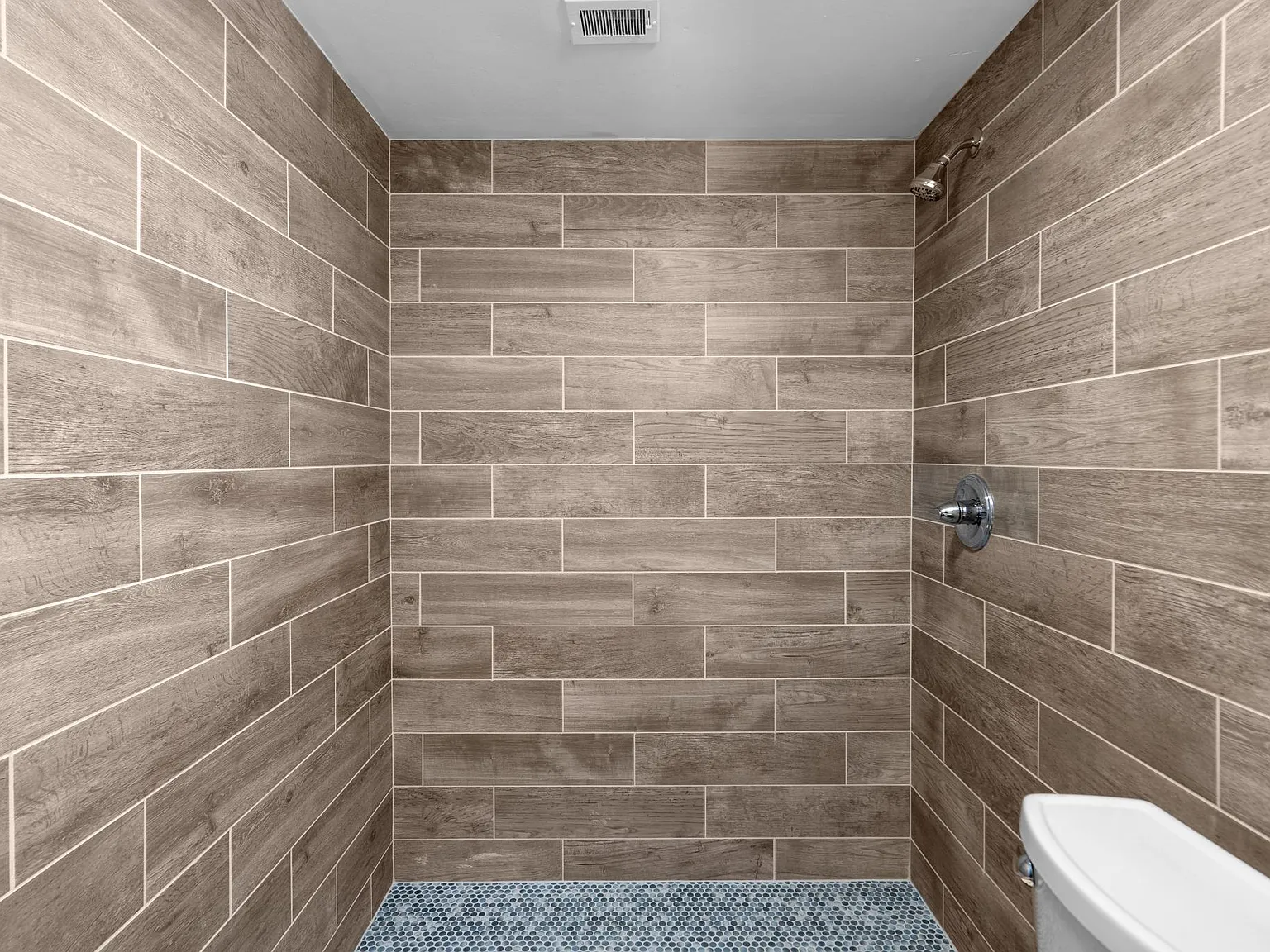 3 bed, 850 sqft, $3,300 — Photo 3