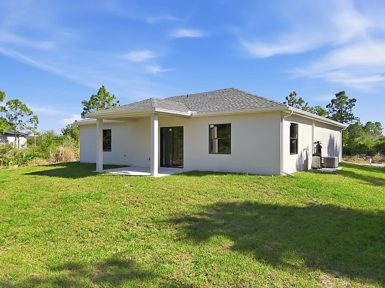 825 Carbon St E — Photo 12