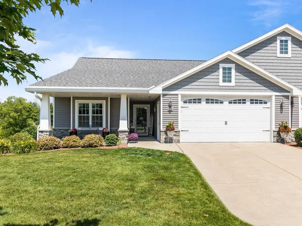 504 Maple Leaf Ct, Manitowoc, WI 54220