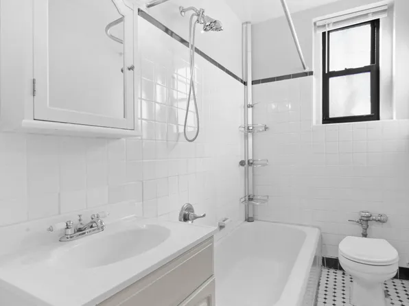 98-120 Queens Boulevard image 9 of 11