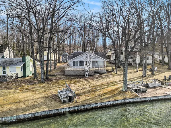 4640 Hiawatha Dr, Cheboygan, MI 49721