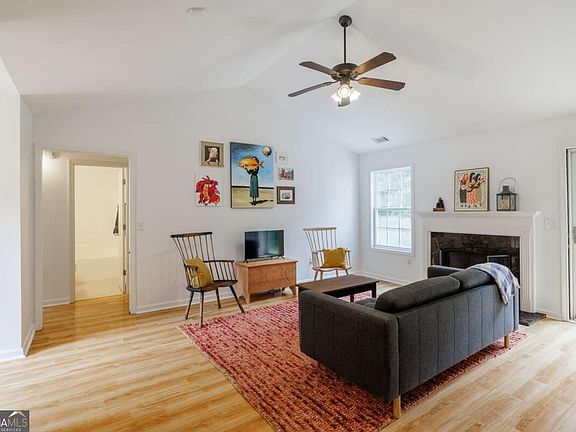 3rd image of 315 Tall Pine Ln