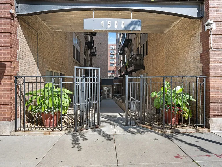 1500 W Monroe St #409 — Photo 1
