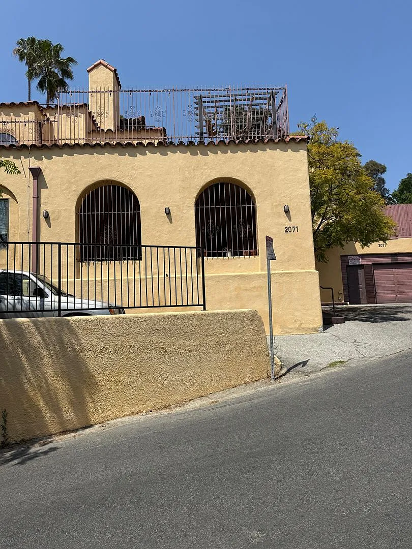 2071 Vista Del Mar Ave. — Photo 2
