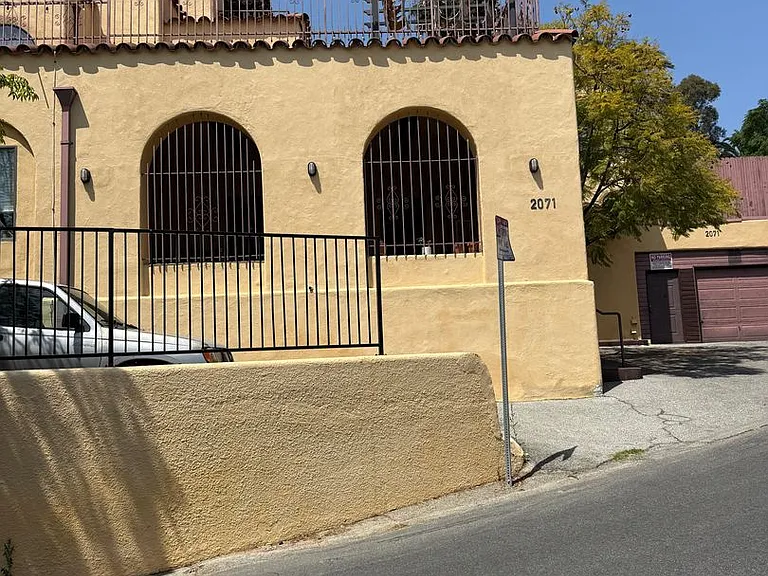 2071 Vista Del Mar Ave — Photo 2