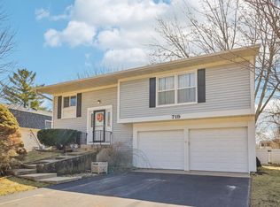 719 Manitou St, Cary, IL 60013