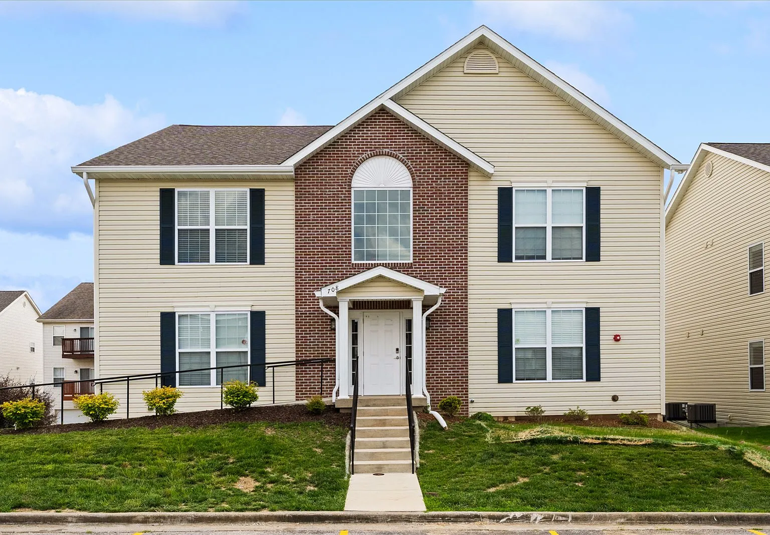 2 bed, 1006 sqft, $1,950 — Photo 1