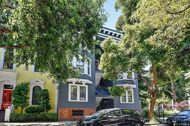Unit is on top floor. Less noise and great view of the city and surrounded by trees