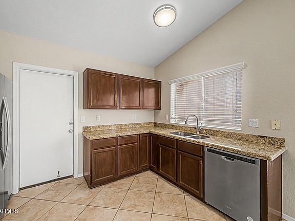 4th image of 644 E SHEFFIELD Avenue