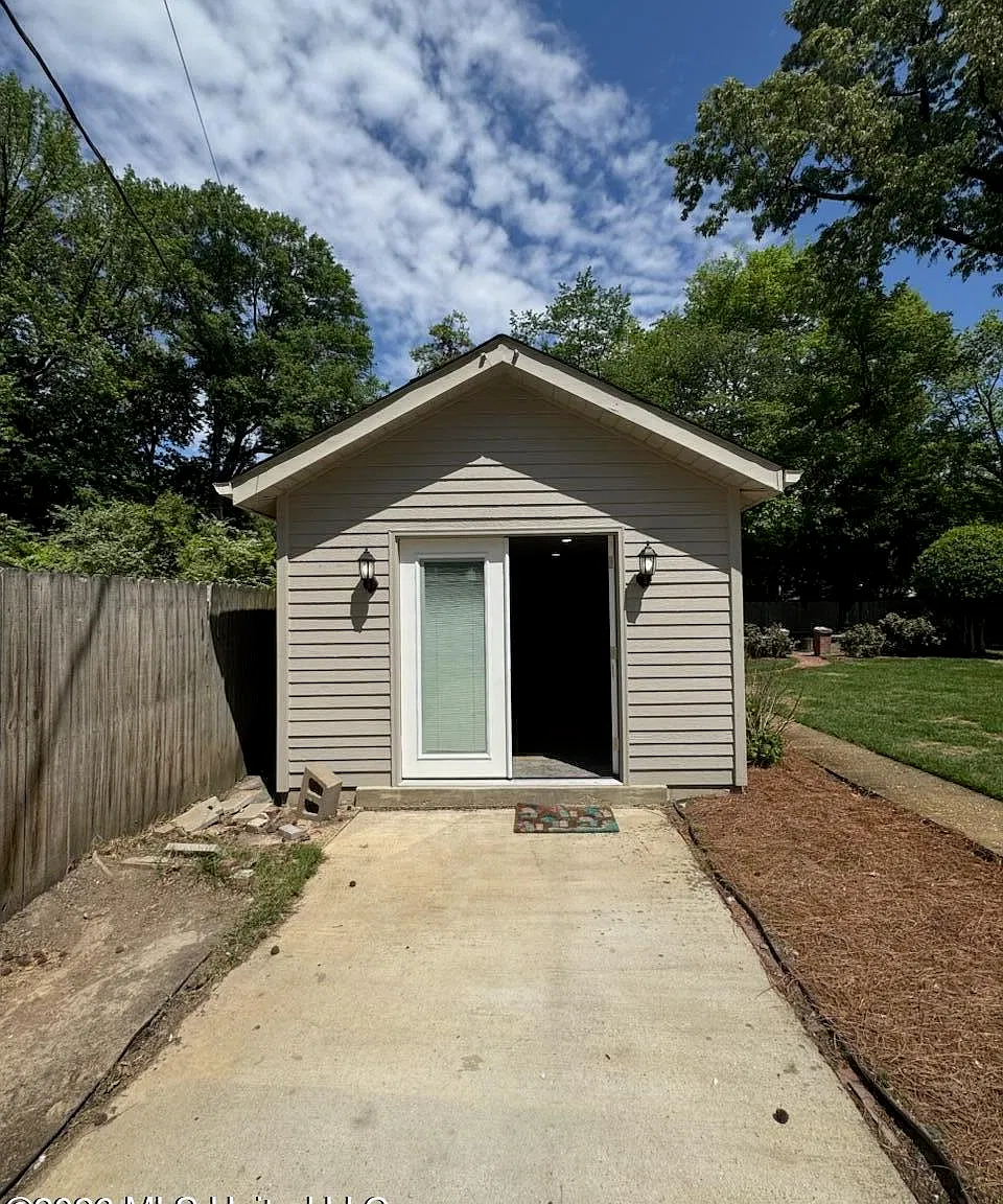3 bed, 2.0 bath, 1668 sqft, $2,200 — Photo 4