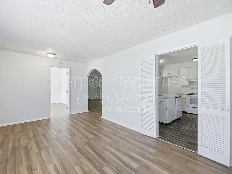 313 E Woodrow Pl — Photo 4