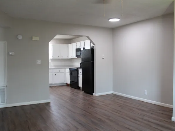 2135 8th St #1, Hempstead, TX 77445