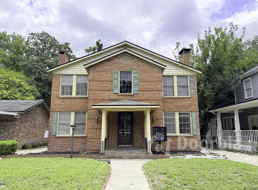 Spacious 1 Bedroom / 1 Bathroom Apartment in Classic Brick Quadplex — Photo 2