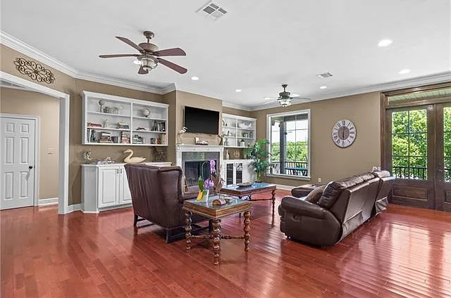 5 bed, 2.5 bath, 2600 sqft, $6,500 — Photo 3