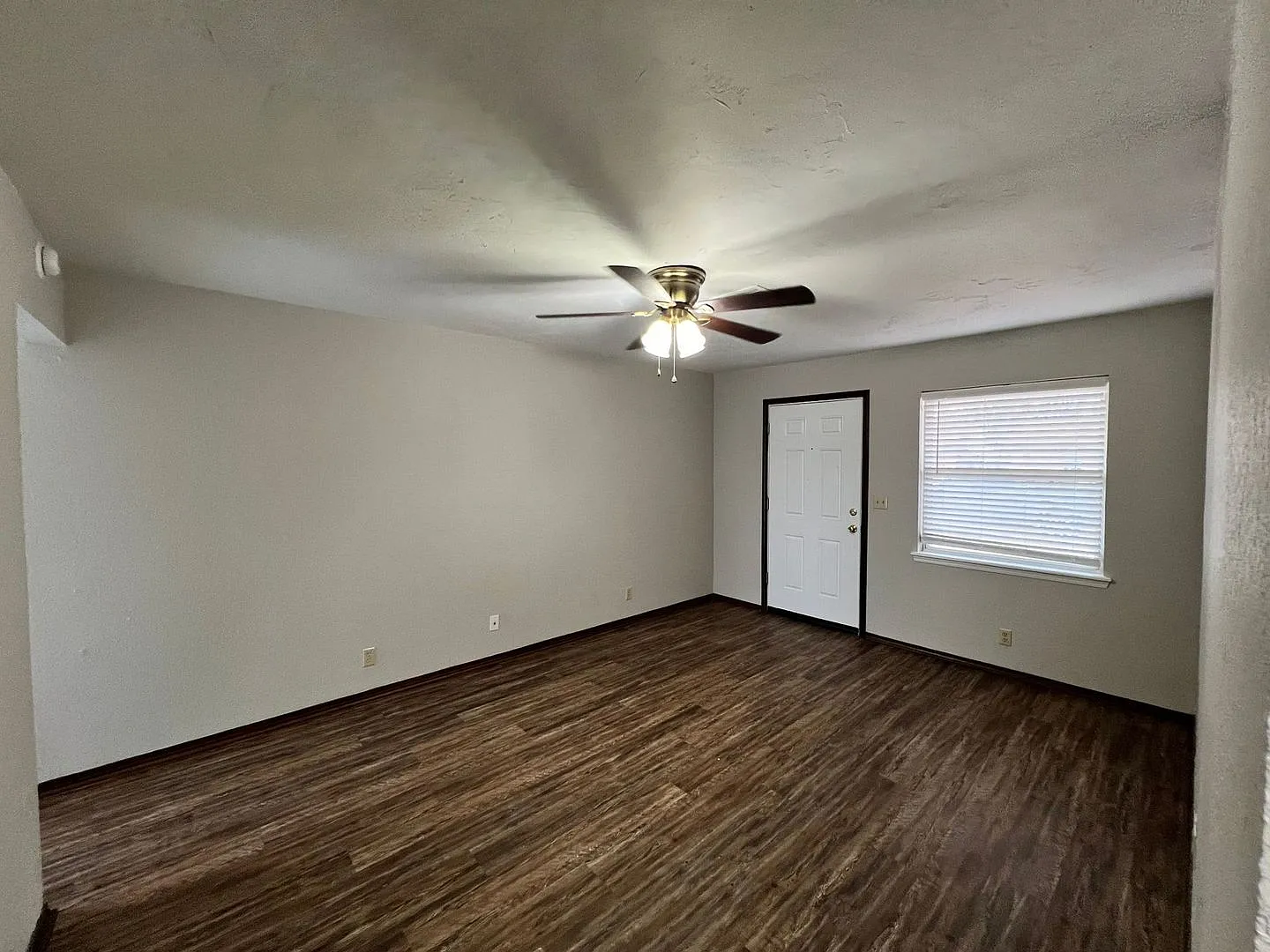 Charming 3 Bedroom Home in Mustang School District — Photo 3