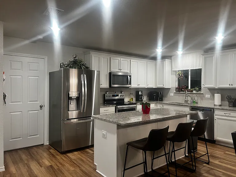 1806 Aslynn Cir — Photo 9