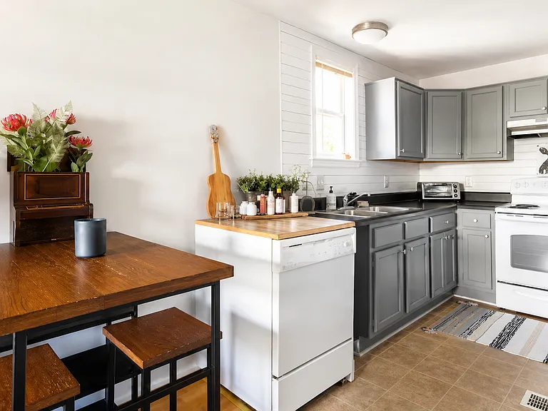 757 Alloway St — Photo 3
