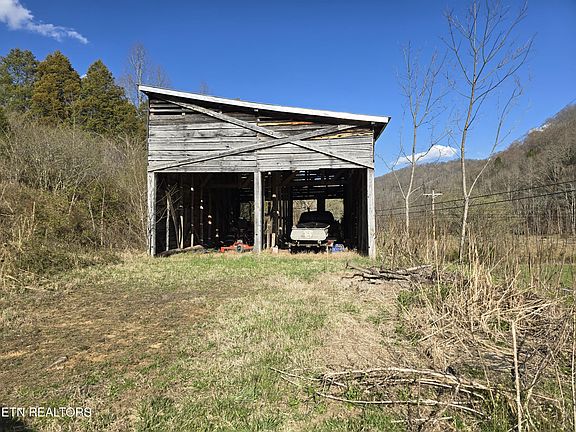 4th image of 4731 Main St E