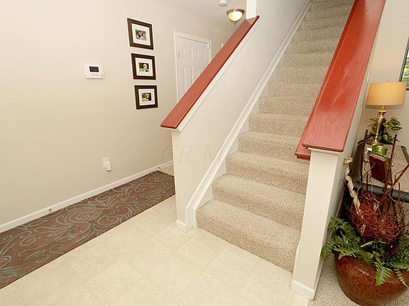 4th image of 563 Herrogate Sq