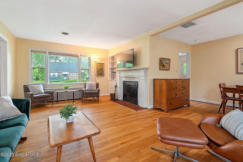 4th image of 27 Groesbeck Place