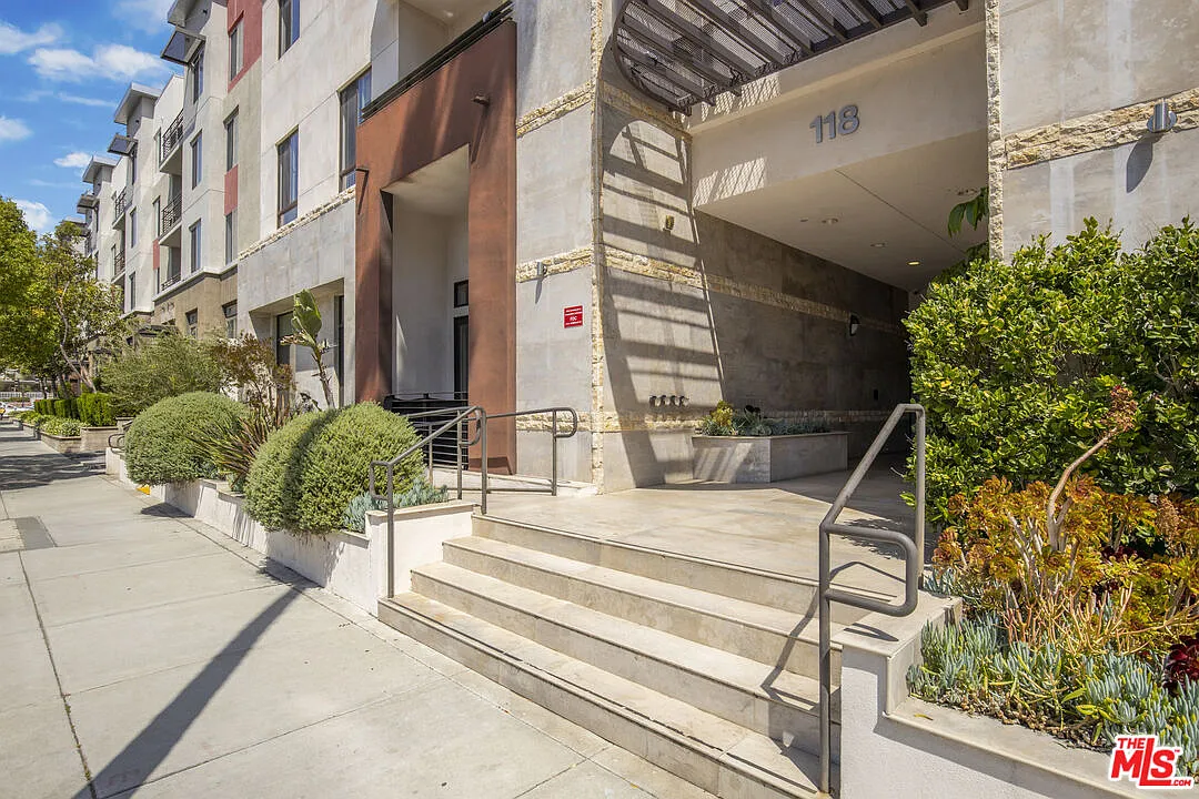 2 bed, 2.0 bath, 1130 sqft, $3,750 — Photo 1