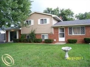 262 N Cass Lake Rd, Waterford, MI 48328