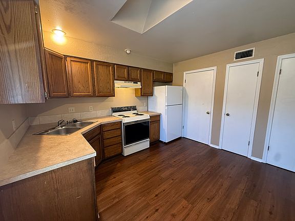5th image of 2624 W C St