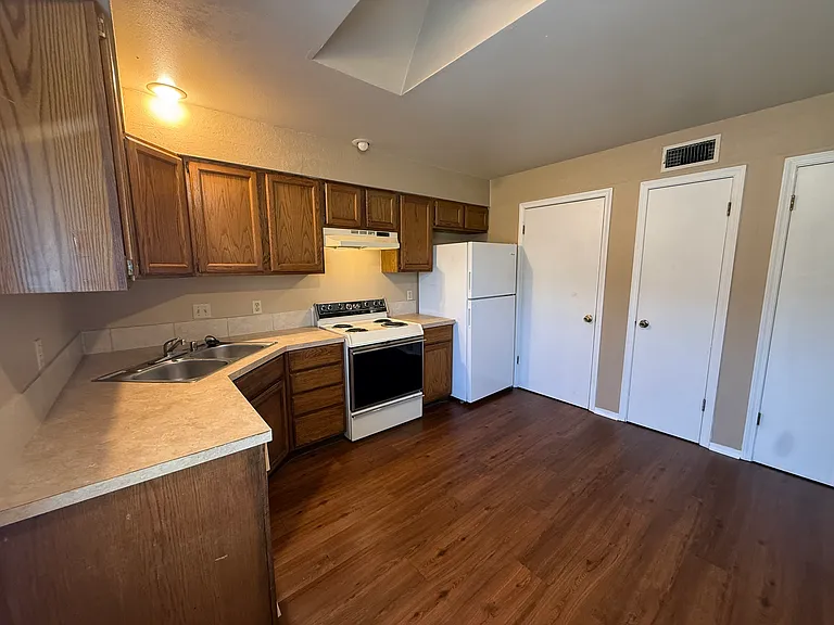 2624 W C St — Photo 5