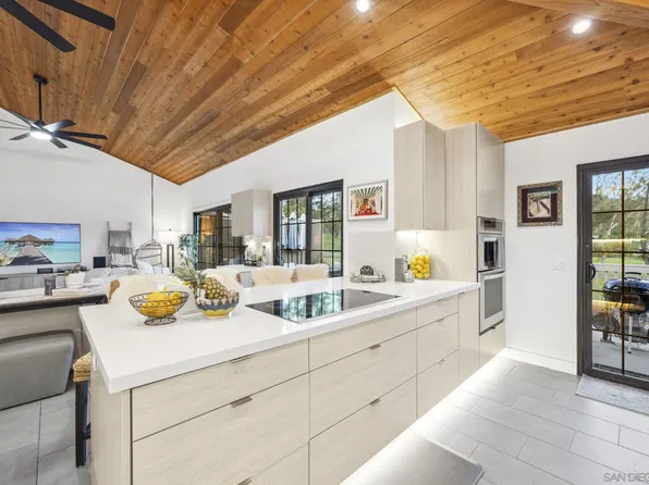 29881 Circle R Creek Ln, Escondido, CA 92026