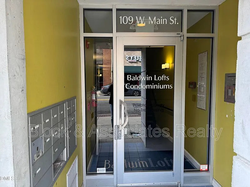Building Photo - 109 W Main St #402
