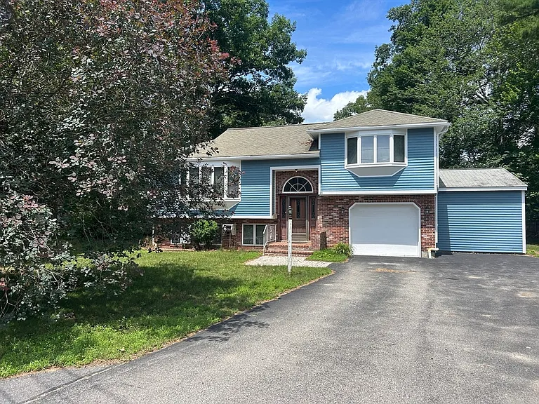 20 Breeze Dr — Photo 1