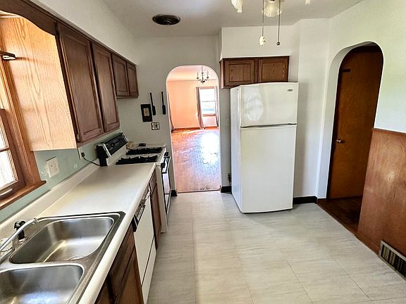 4th image of 333 N Lincoln Blvd