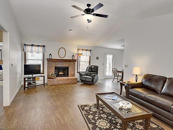 3rd image of 572 Bayberry Dr