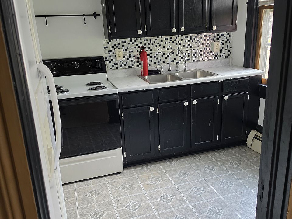 2nd image of 207 Washington St APT 4