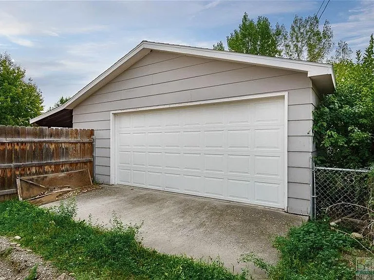 2631 Howard Ave — Photo 13