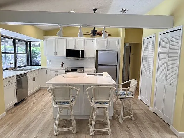3 bed, 2.0 bath, 1750 sqft, $3,200 — Photo 2