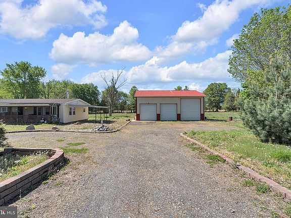 3rd image of 347 Quaker Neck Rd