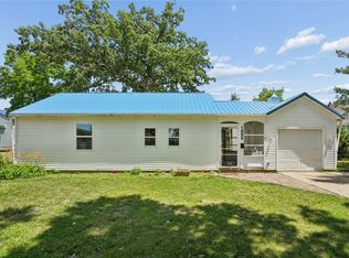 1052 Daniels St NE, Cedar Rapids, IA 52402