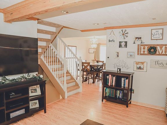 3rd image of 718 Wheatland Cir