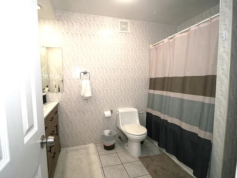 300 Winston Dr #L05 — Photo 10