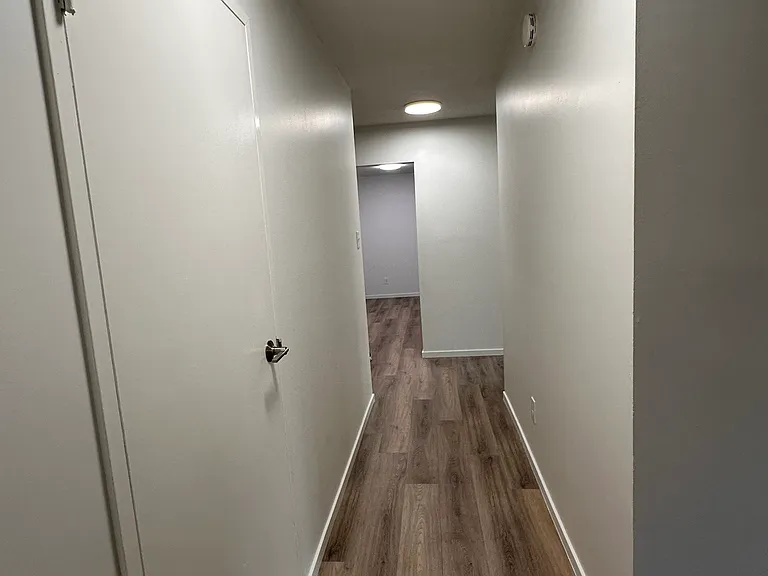 925 Chancellor Dr — Photo 8