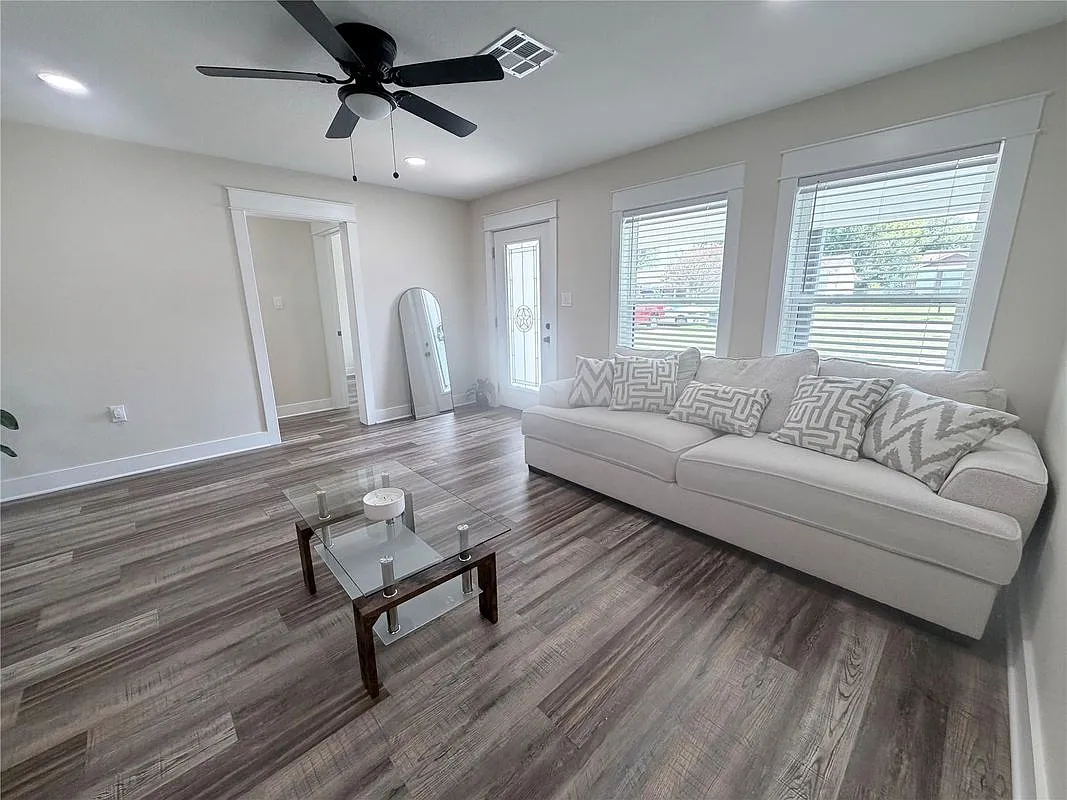 4 bed, 2.0 bath, 1596 sqft, $2,100 — Photo 2