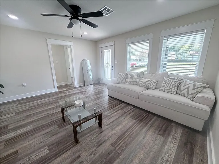 1512 Lexington St — Photo 2